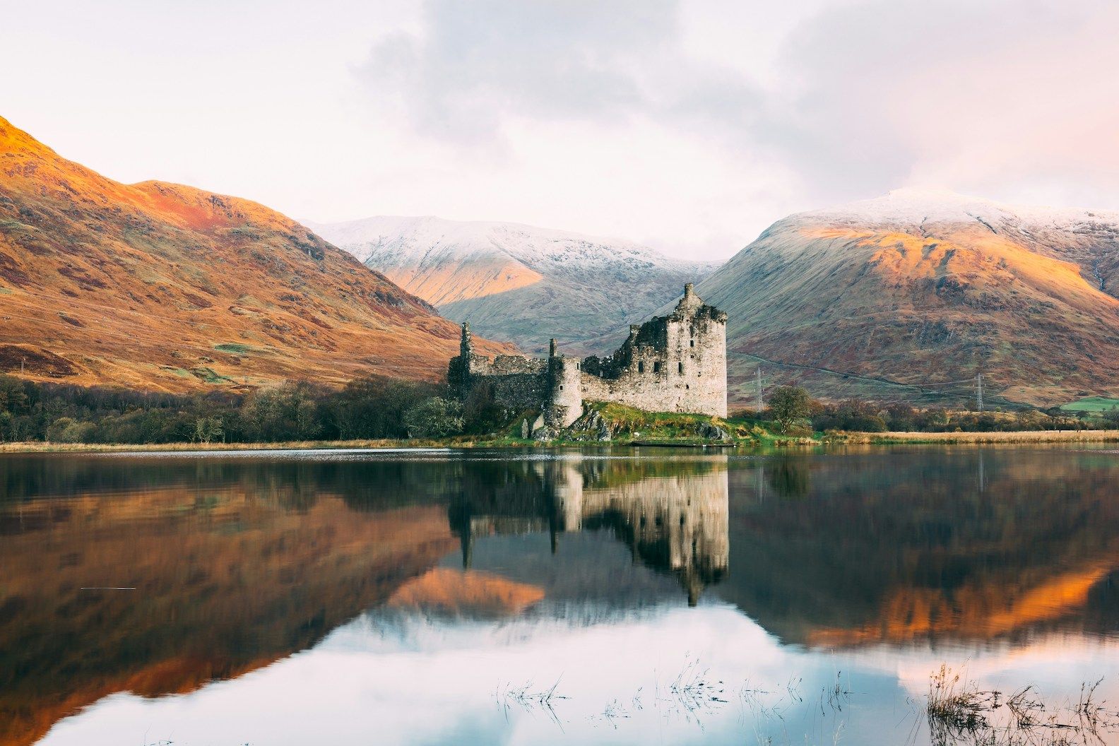 Old castle in the fall in Scotland on the water