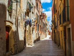 narrow town streets in Tarragona Spain